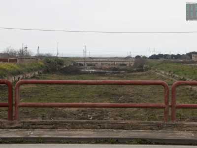 Ci affacciamo da via Gentile, scrutando in lontananza un terzo ponte: � quello della linea ferroviaria che separa in modo "brutale" Japigia dal vicinissimo mare. Tra noi e la nuova meta per� ci sono dei terreni privati che non possiamo attraversare...